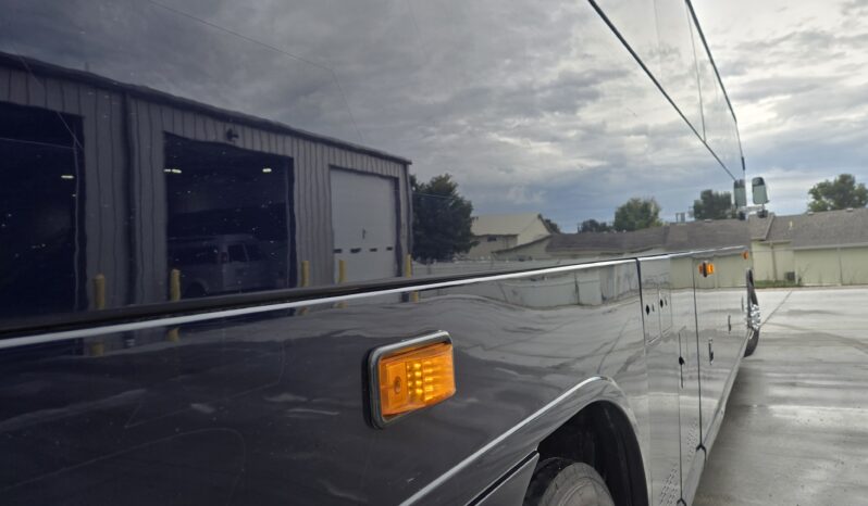 2013 MCI J4500 54 Passenger Luxury Coach Limo Spec full