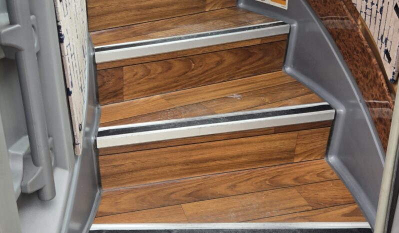 2013 MCI J4500 54 Passenger Luxury Coach Limo Spec full