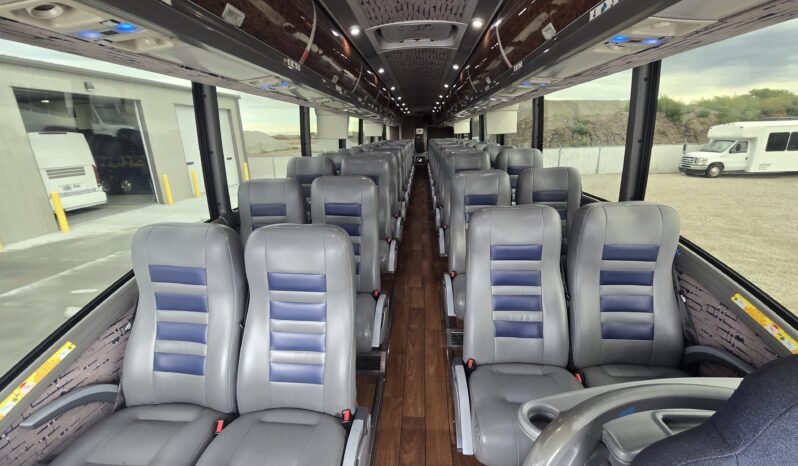 2013 MCI J4500 54 Passenger Luxury Coach Limo Spec full