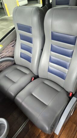 2013 MCI J4500 54 Passenger Luxury Coach Limo Spec full