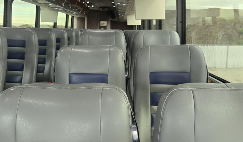 2013 MCI J4500 54 Passenger Luxury Coach Limo Spec full