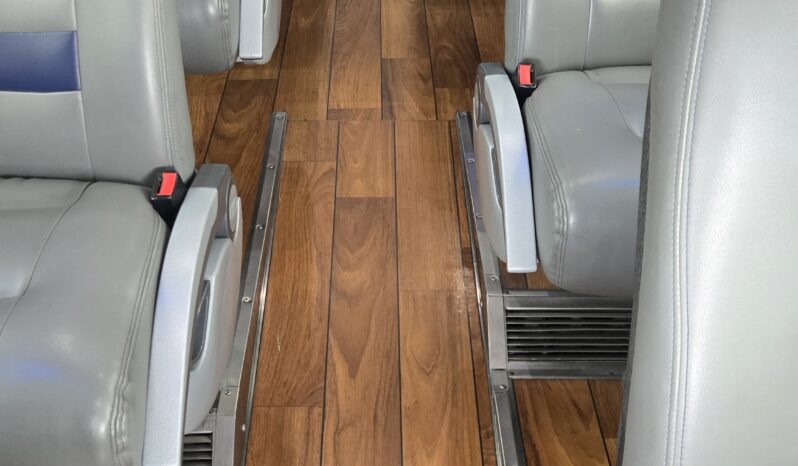 2013 MCI J4500 54 Passenger Luxury Coach Limo Spec full