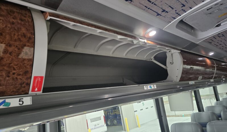 2013 MCI J4500 54 Passenger Luxury Coach Limo Spec full