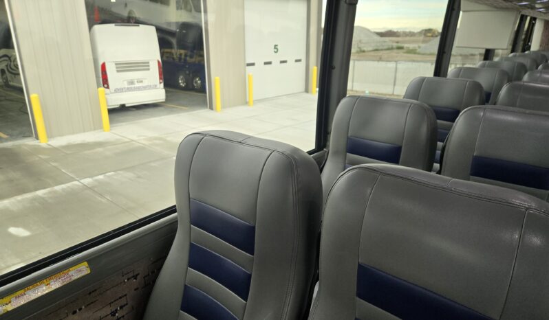 2013 MCI J4500 54 Passenger Luxury Coach Limo Spec full