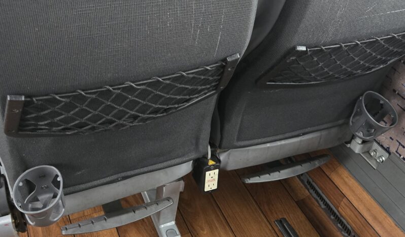 2013 MCI J4500 54 Passenger Luxury Coach Limo Spec full