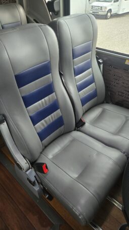 2013 MCI J4500 54 Passenger Luxury Coach Limo Spec full