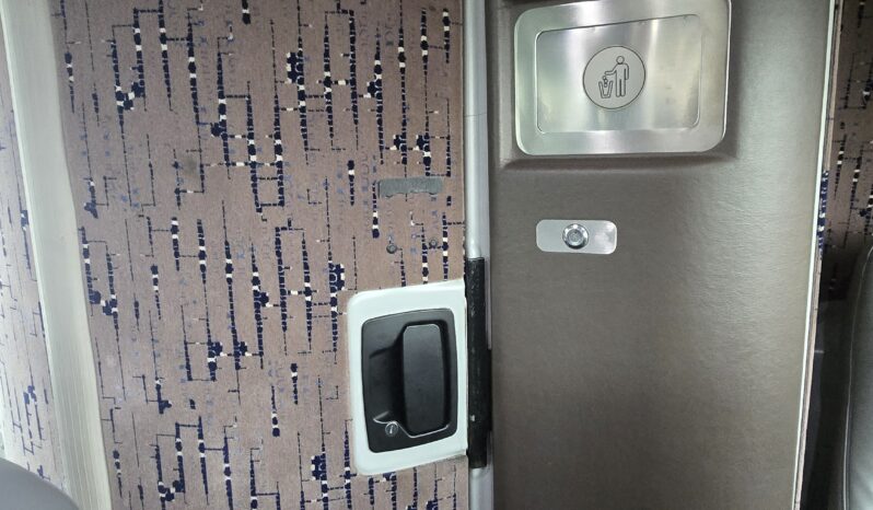 2013 MCI J4500 54 Passenger Luxury Coach Limo Spec full