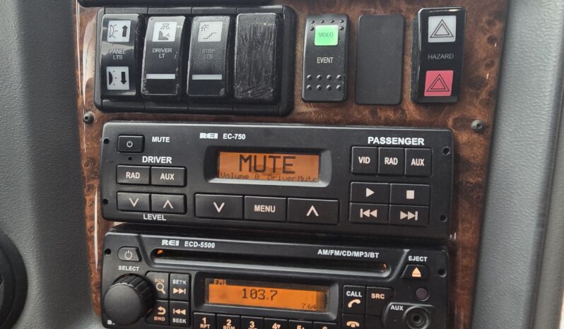 2014 MCI J4500 54 Passenger Luxury Coach full