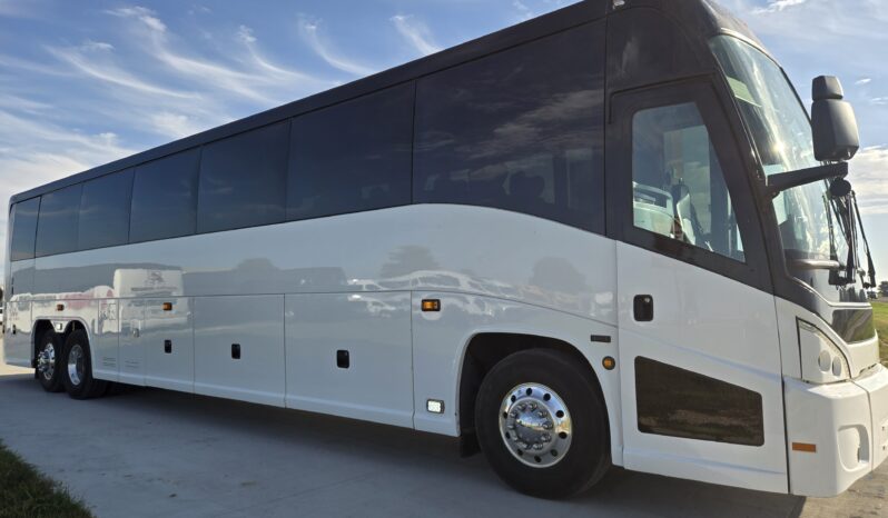 2015 MCI J4500 32-Passenger w/Gen/Kitchenette, w/c Lift, restroom full