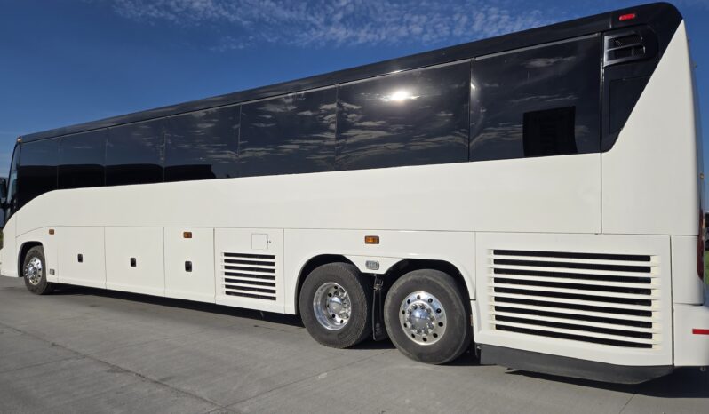 2015 MCI J4500 32-Passenger w/Gen/Kitchenette, w/c Lift, restroom full