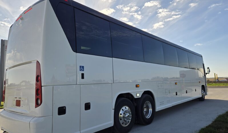 2015 MCI J4500 32-Passenger w/Gen/Kitchenette, w/c Lift, restroom full