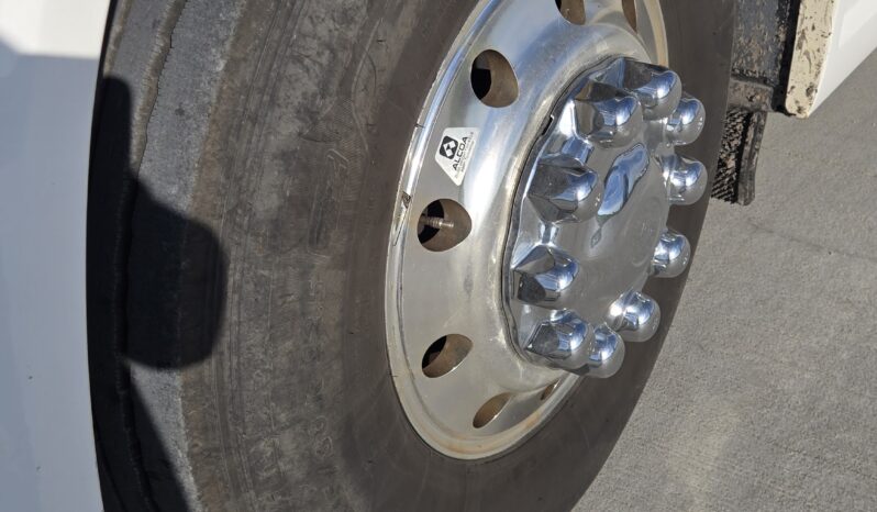 2015 MCI J4500 32-Passenger w/Gen/Kitchenette, w/c Lift, restroom full