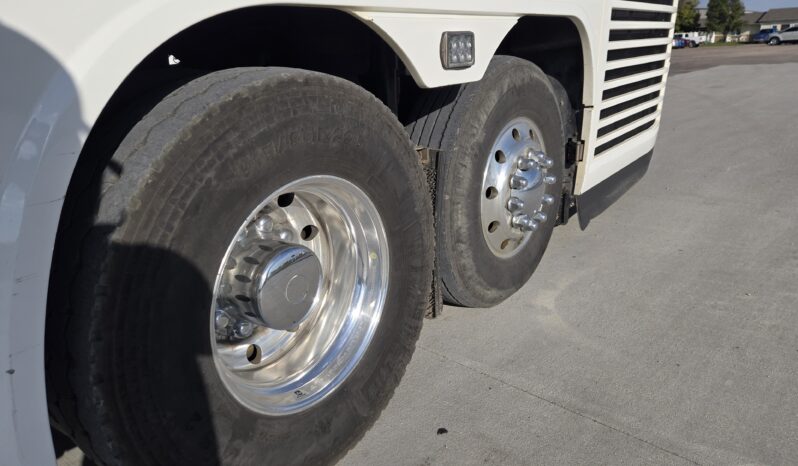 2015 MCI J4500 32-Passenger w/Gen/Kitchenette, w/c Lift, restroom full