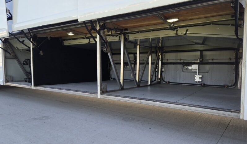 2015 MCI J4500 32-Passenger w/Gen/Kitchenette, w/c Lift, restroom full