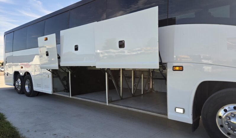 2015 MCI J4500 32-Passenger w/Gen/Kitchenette, w/c Lift, restroom full