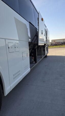 2015 MCI J4500 32-Passenger w/Gen/Kitchenette, w/c Lift, restroom full