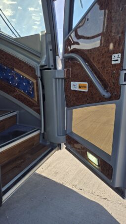 2015 MCI J4500 32-Passenger w/Gen/Kitchenette, w/c Lift, restroom full