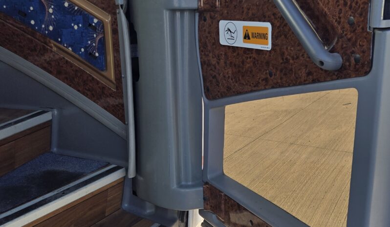 2015 MCI J4500 32-Passenger w/Gen/Kitchenette, w/c Lift, restroom full