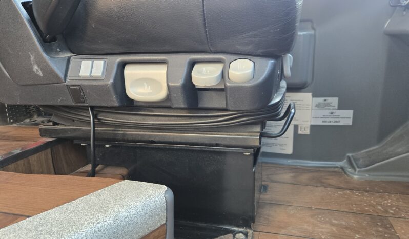 2015 MCI J4500 32-Passenger w/Gen/Kitchenette, w/c Lift, restroom full