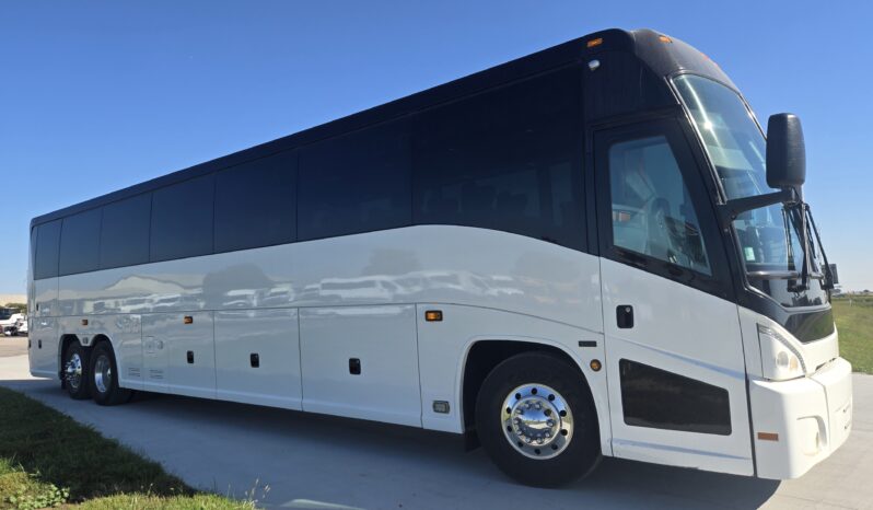 2016 MCI J4500 32-Passenger w/ Kitchenette, Gen, Restroom, W/c Lift full