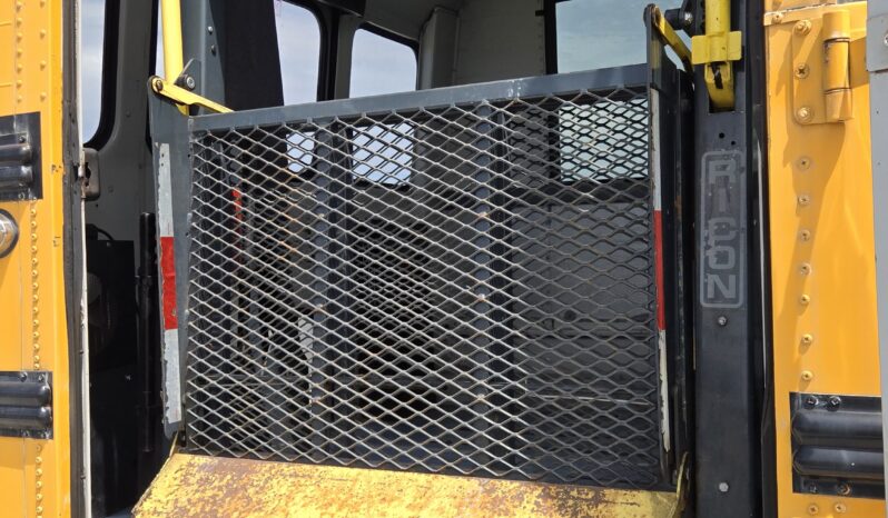 2004 Thomas Freightliner FS-65 w/Handi full