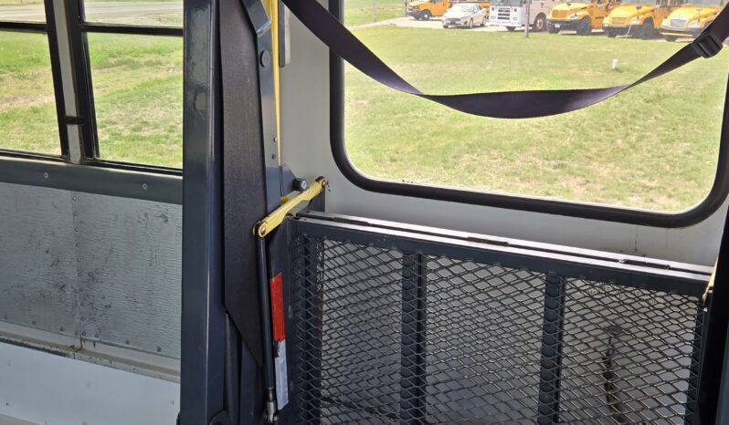 2004 Thomas Freightliner FS-65 w/Handi full
