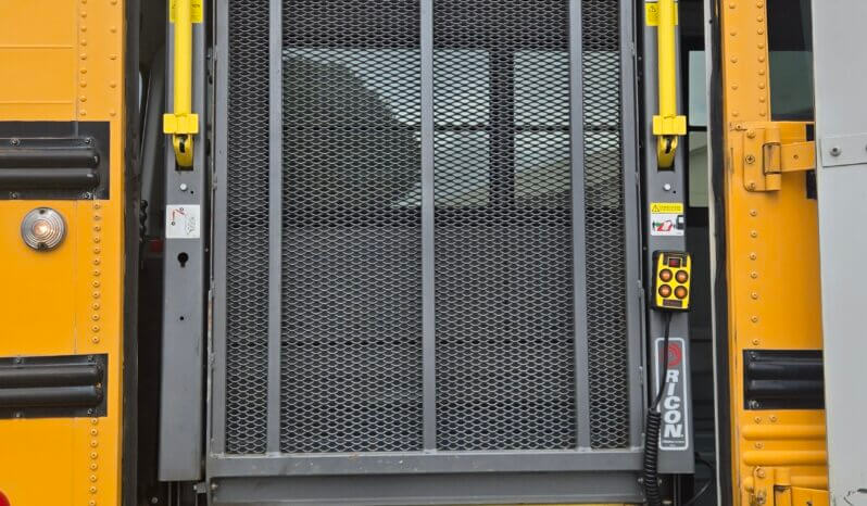 2004 Thomas Freightliner FS 65 24pass w/Handi full