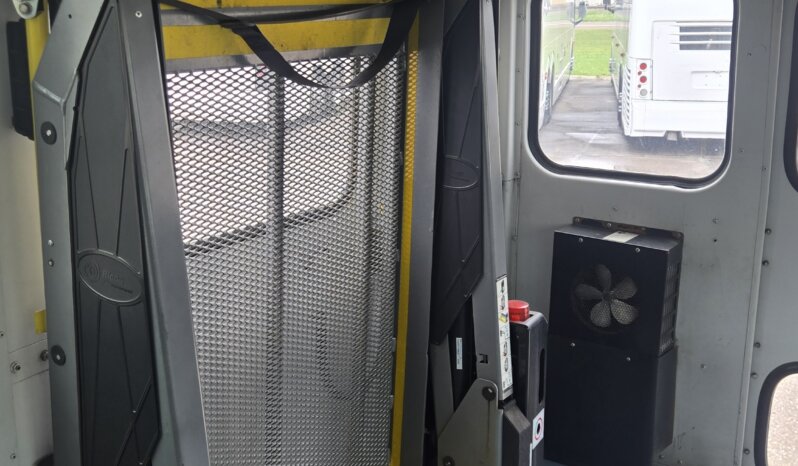 2004 Thomas Freightliner FS 65 24pass w/Handi full