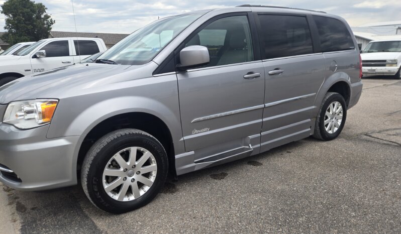2016 Chrysler Town & Country Touring Wheelchair Accessibility Conv. full