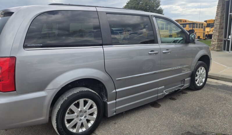 2016 Chrysler Town & Country Touring Wheelchair Accessibility Conv. full