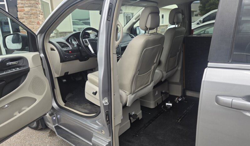 2016 Chrysler Town & Country Touring Wheelchair Accessibility Conv. full