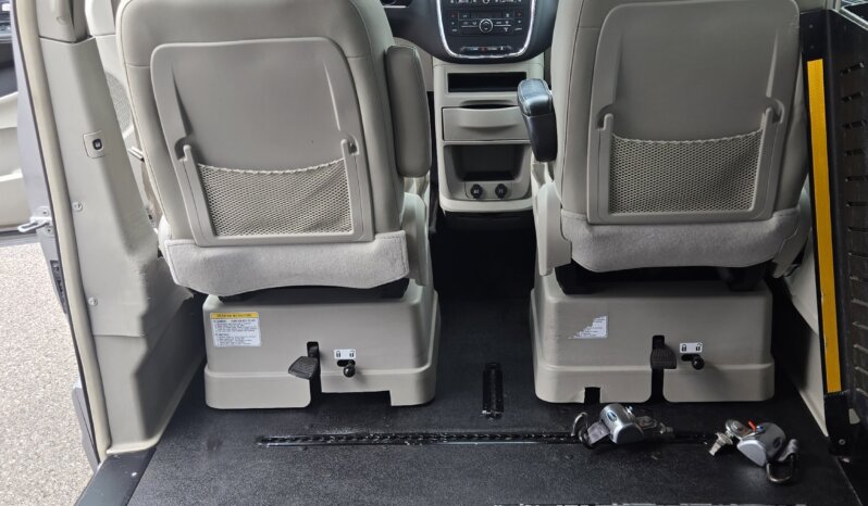 2016 Chrysler Town & Country Touring Wheelchair Accessibility Conv. full