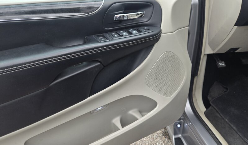 2016 Chrysler Town & Country Touring Wheelchair Accessibility Conv. full