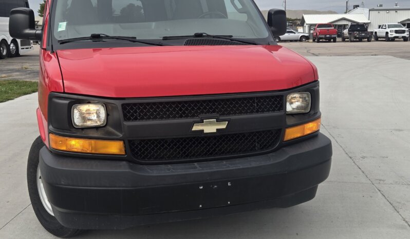 2017 Chevrolet Express 2500 8pass/ 33kmi. full