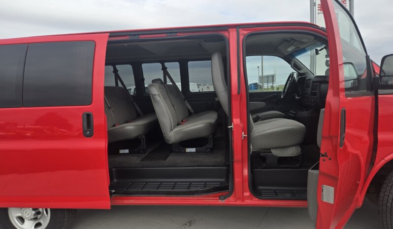 2017 Chevrolet Express 2500 8pass/ 33kmi. full