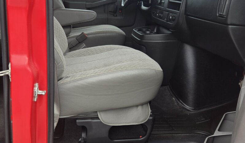 2017 Chevrolet Express 2500 8pass/ 33kmi. full