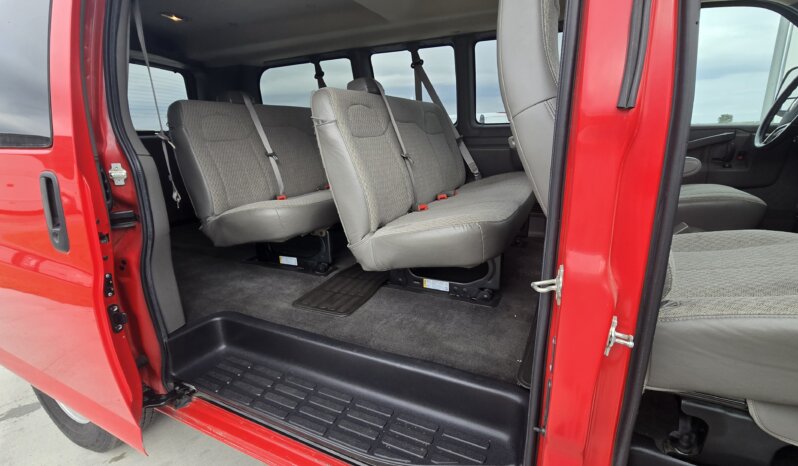 2017 Chevrolet Express 2500 8pass/ 33kmi. full