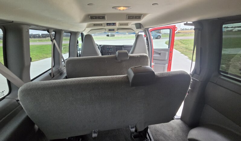 2017 Chevrolet Express 2500 8pass/ 33kmi. full