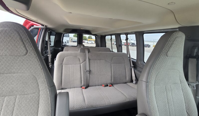 2017 Chevrolet Express 2500 8pass/ 33kmi. full