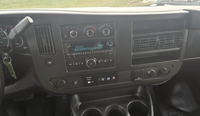 2017 Chevrolet Express 2500 8pass/ 33kmi. full