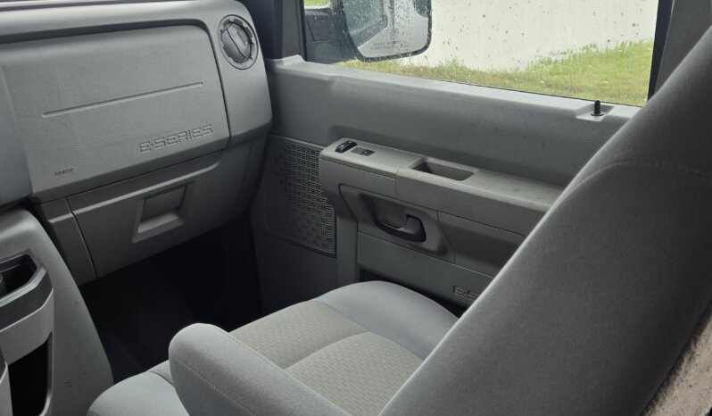 2009 Ford E350 XLT Superduty 11/pass Van full