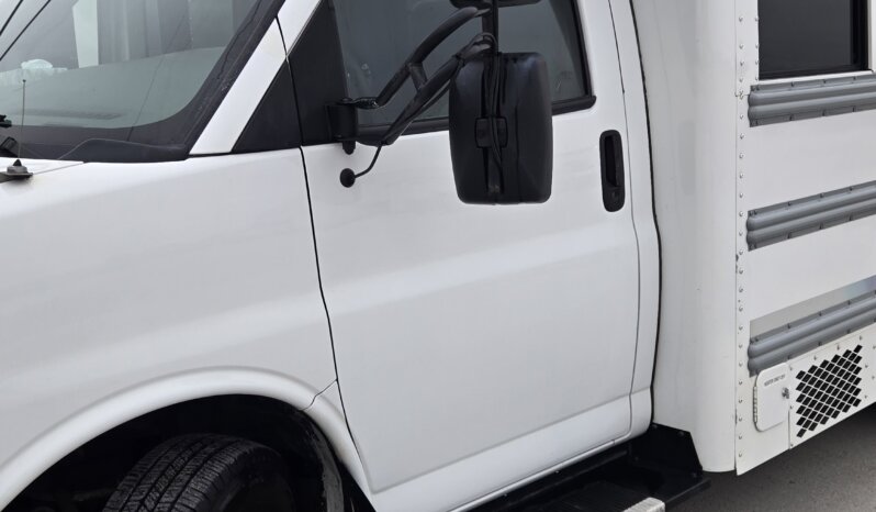 2022 Chevrolet Thomas Minotour (NON CDL) 14pass & Only 75Kmiles full